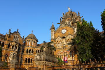 Mumbai in Motion: Mumbai Sightseeing Tour by Public Transportation