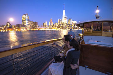 Manhattan City Lights Cruise On a Yacht With a Complimentary Drink