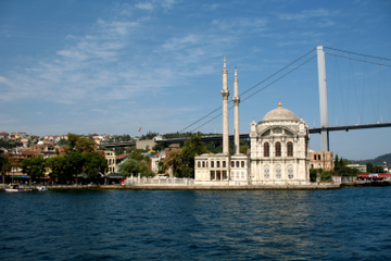 Cruzeiro de meio dia pelo estreito de Bósforo e Mar Negro saindo de...