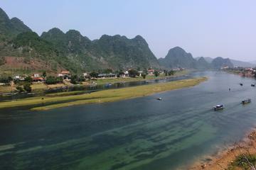 TOUR TO THE CAVES - Paradise & Phong Nha caves tour from Dong hoi city