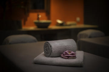 NATURAL HERBAL COMPRESS MASSAGE