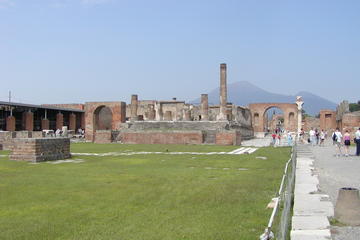 Small-Group Pompeii and Herculaneum Tour from Sorrento Including Lunch