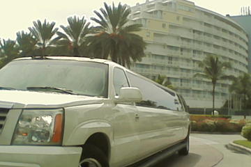 Shared Round-Trip Limousine Transfer to the Port Lucaya Market