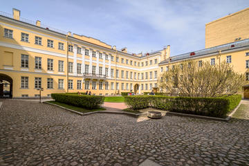The History of Revolution in Petersburg through its Authors