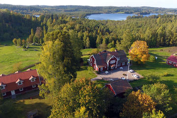Experience the best of the wilderness - but still with all comfort