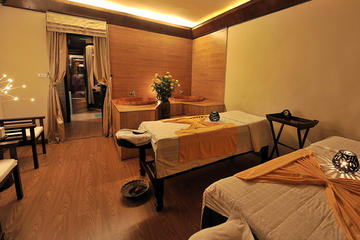 Evening in Hanoi City Including Walking Tour, Spa Treatment and Dinner
