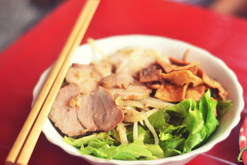 Hoi An Evening Street Food Walking Tour and Boat Ride