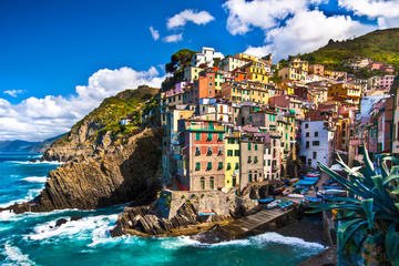 Cinque Terre Wine Tour in Riomaggiore and Hiking Through the Vineyards
