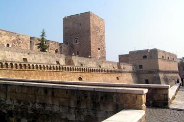 Bari Shore Excursion: Private Walking Tour around Murat District and Historical Bari