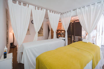 Just for friends - Santorini Spa break for a group of friends