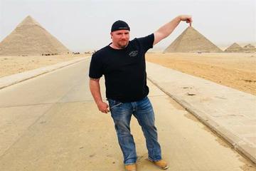 Private Day Tour: Giza Pyramids and Sphinx and professional camera man