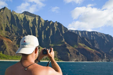 Na Pali Coast Catamaran Snorkeling Cruise with Lunch