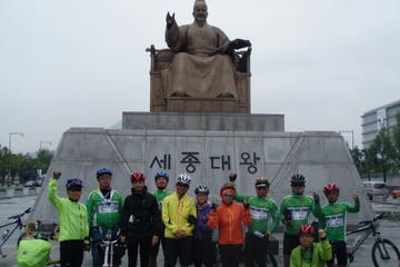 Seoul City Sightseeing by Bike and Foot