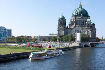 1-Hour Berlin Sightseeing Cruise Including Pizza and Drink