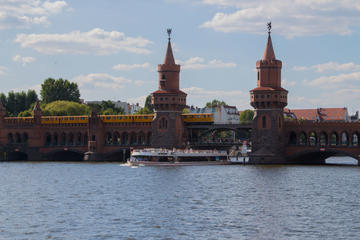 Berlin Half-Day Burger and Beer River Cruise