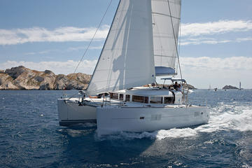 Private Tour: Lagoon 400 Sailing in Santorini with Lunch and Drinks