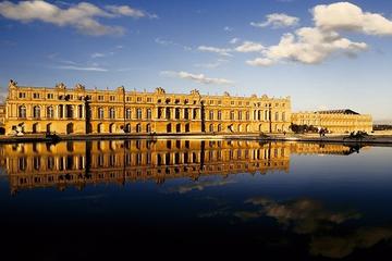 Versailles Guided Tour and Priority Access with Hotel Pickup from Paris
