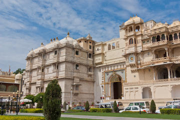 Walking Tour of Old Udaipur City Including Visit to City Palace
