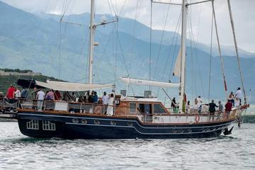 All-Inclusive Sailing Yacht Cruise to Mykonos South Beaches and Rhenia Island