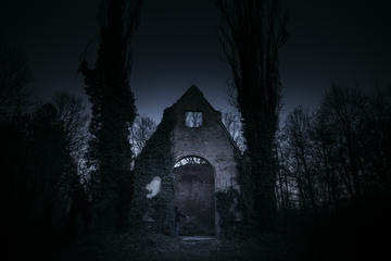 3-Hour Psychiatric Hospital Graveyard Tour in Bohnice
