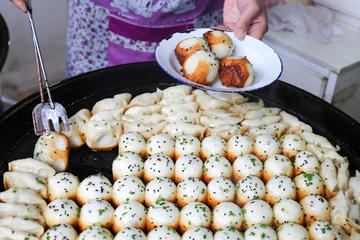 Old Shanghai Breakfast Food Tour with Temple Visit