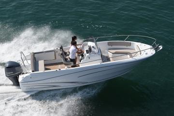 Rent a open-hull boat for up to 8 people in La Rochelle - License required