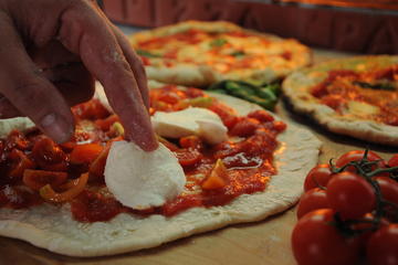 4-Hour Pizza and Pasta Small-Group Cooking Class in Rome with Wine and Tiramisu