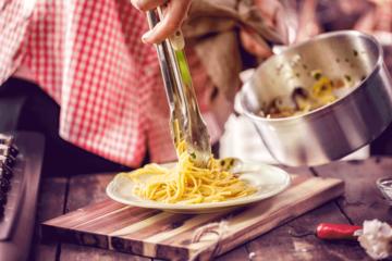 Visita a un mercado y clase de cocina de pasta tradicional en la...