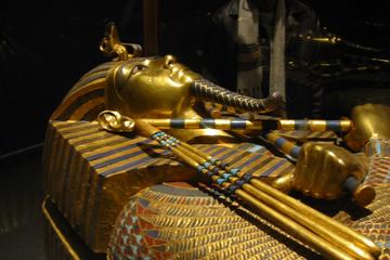 Cairo stopover tour to the Egyptian museum and Khan El Khalili market