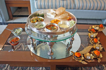 Private Mumbai Home Vegetarian Cooking Class with Crawford Market Visit and Lunch