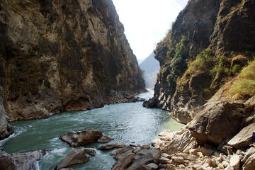 Small Group Day Tour to Lijiang Tiger Leaping Gorge of Max 7 Travelers Stone Drum Town-First Bend of Yangtze River-Tiger Leaping Gorge-Zhiyun Lamasery -No Shopping Stops