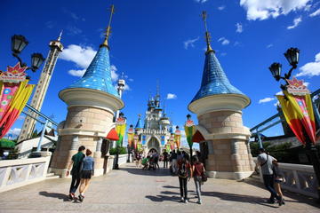 Family Tour of Lotte World Amusement Park
