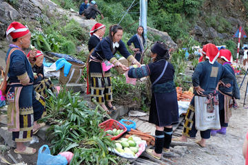 Can Cau Market and Trung Do Village Tour from Sapa