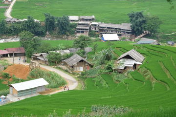 Remote hike to Riverside Lodge in Red Dao village