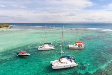 Full-Day Mauritius Catamaran Cruise to Ilot Gabriel and Flat Island