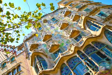 Gay-Friendly Gaudi Private Walking Tour with Skip the Line Sagrada Familia
