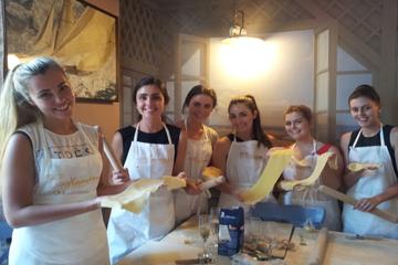 Lezione di cucina serale con cena a Milano