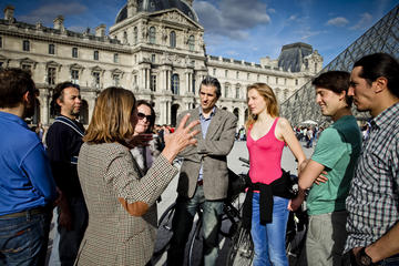 Exclusive Bike and Skip the Line Louvre Museum Tour
