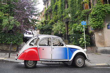 Off the Beaten Track Paris tour in 2CV