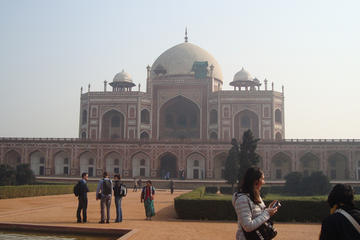 Full-Day Private Tour Delhi: Raj Ghat, Qutub Minar and Humayuns Tomb Including Rickshaw Ride