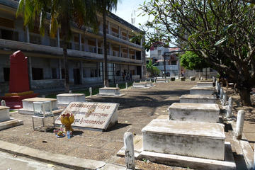Half-Day Tuol Sleng Museum and Russian Market Tour in Phnom Penh