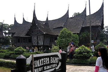 Private Tour: Taman Mini Indonesia Indah and Bird Park from Jakarta