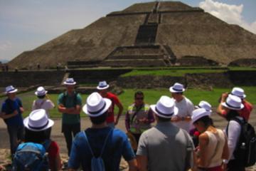 Teotihuacan Pyramids and Food Walking Tour from Mexico City