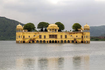 Private Tour of Jaipur with a Traditional Dinner with an Indian Family