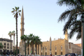 Private Guided Day Tour to the Giza Pyramids, Egyptian Museum, and Al-Hussein Mosque in Cairo