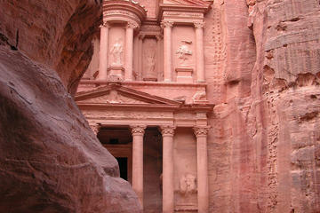 Aqaba Shore Excursion: Petra Small Group Guided Sightseeing Tour