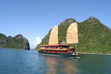 3-Day Kayaking and Exploring Caves Cruise on Bai Tu Long Bay from Hanoi