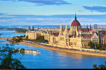 Private Budapest Sightseeing Tour: Royal Castle, Heroes Square, Chain Bridge