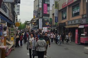 Myeongdong District Tour and Shopping with Traditional Lunch