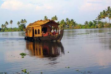 Overnight Private Tour: Romantic Kumarakom and Alleppey Houseboat Tour with Candlelight Dinner